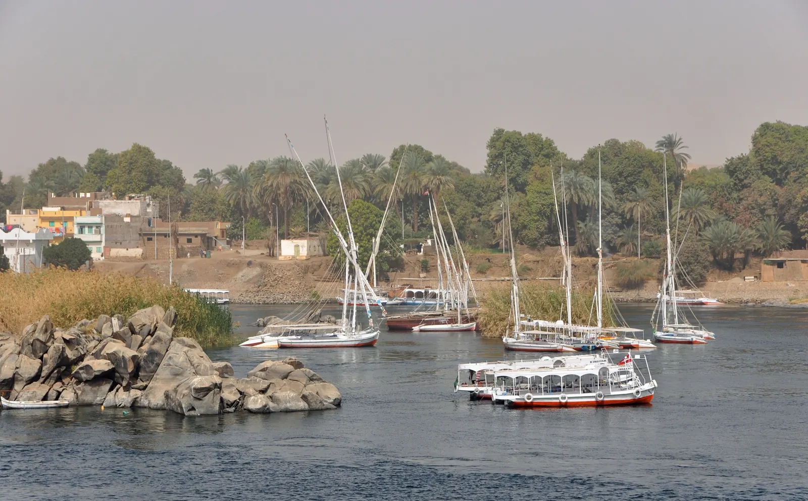 Felouques et îles de granit sur le Nil à Assouan
