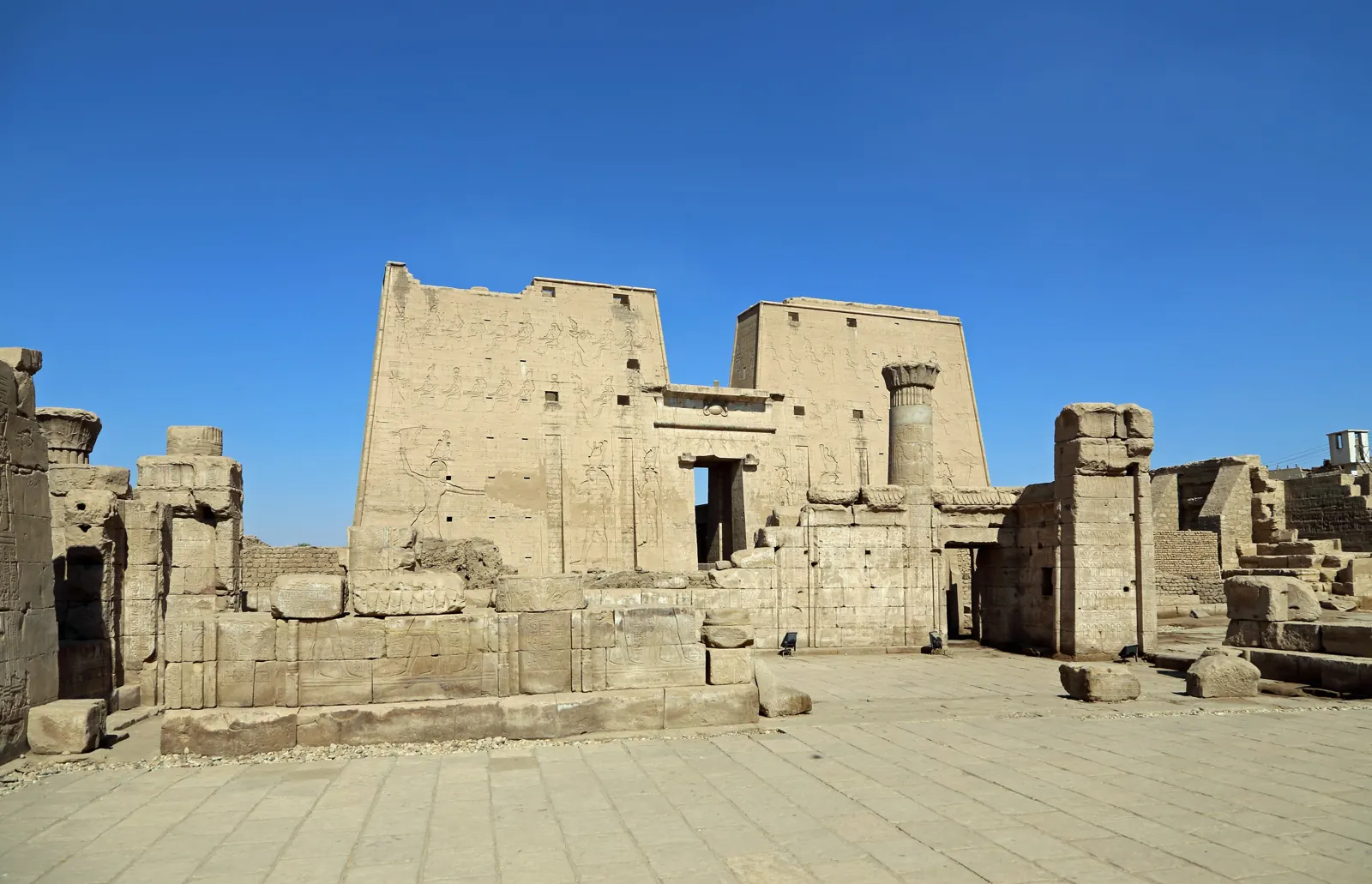 Velký pylon Horova chrámu v Edfu