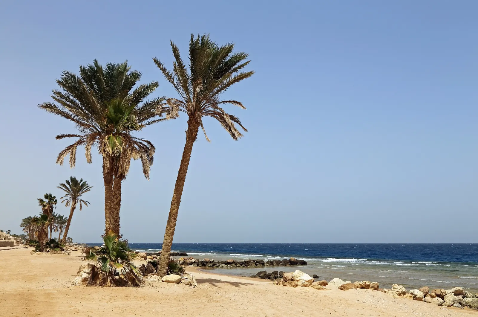 Türkiz színű vörös-tengeri víz Hurghada partjainál