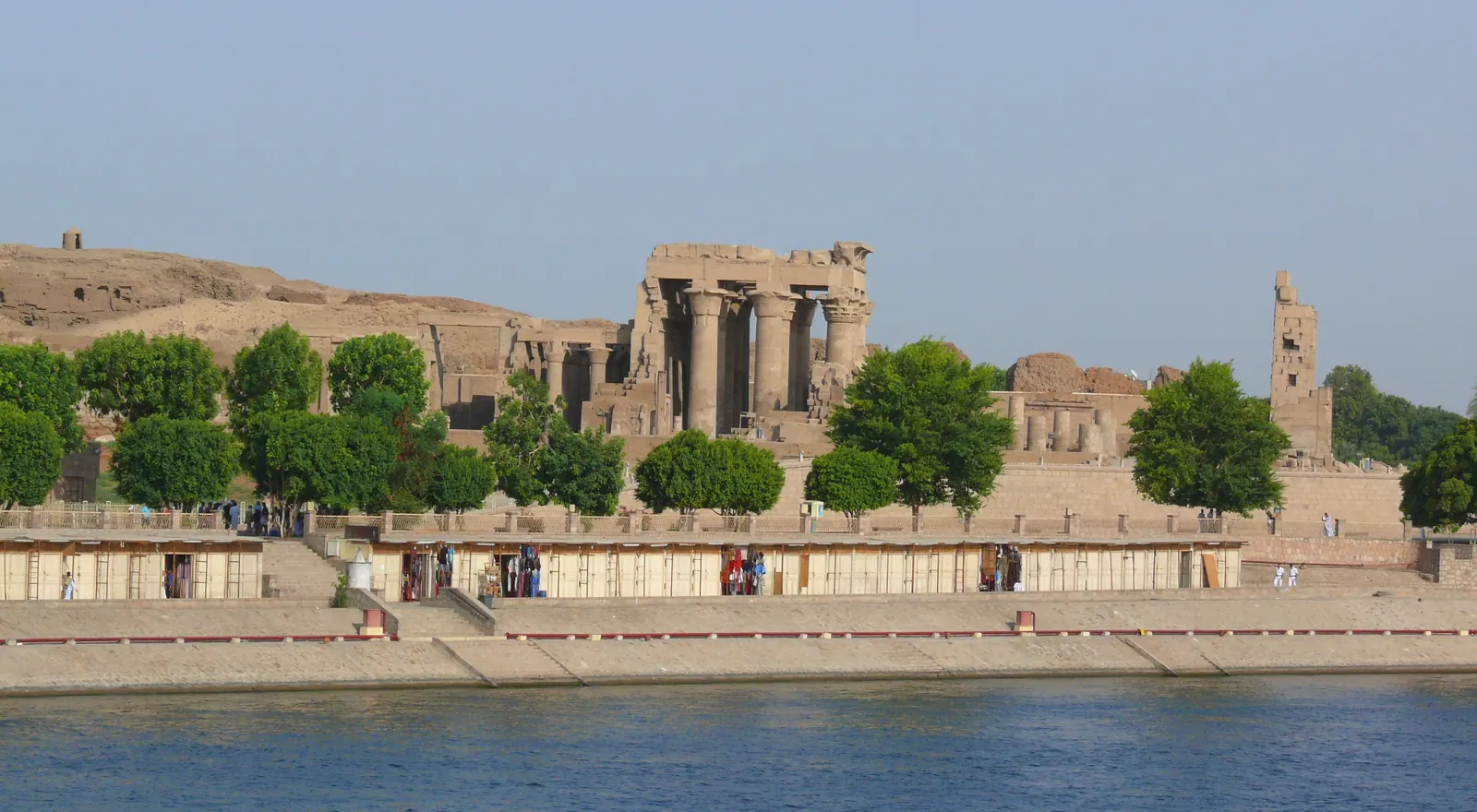 Kom Ombo, dvojitý chrám Sobka a Haroerise, je standardní zastávkou každé plavby Luxor–Asuán