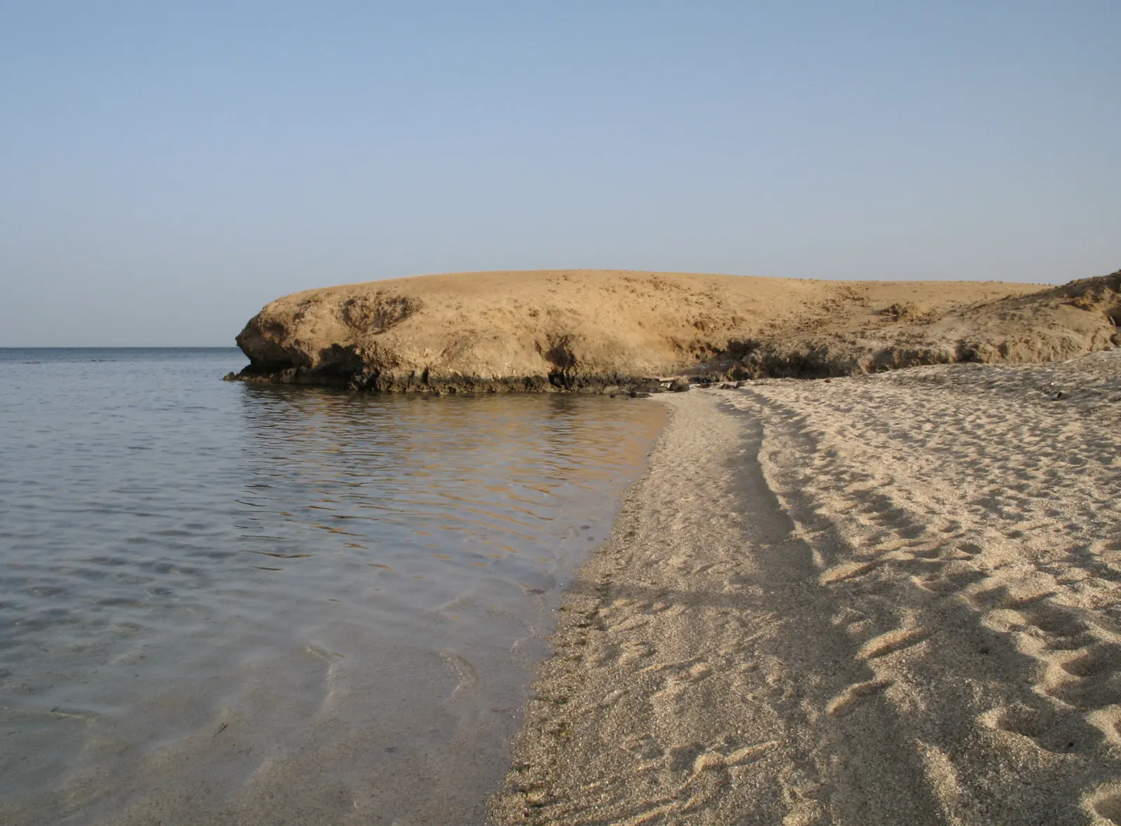 Les montagnes du désert rejoignent la côte de la mer Rouge près de Marsa Alam