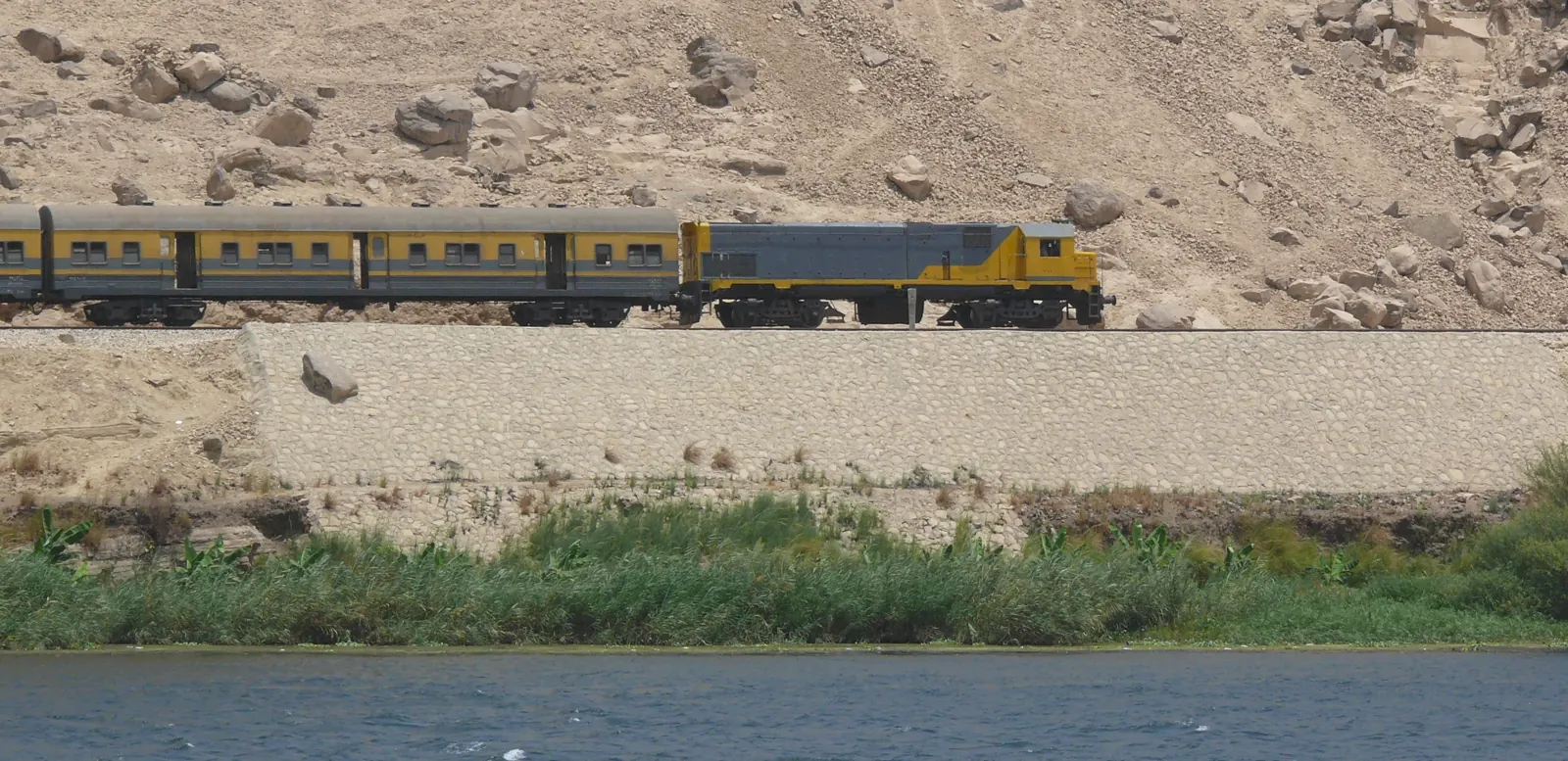 Dieselová lokomotiva Egyptských národních drah u nástupiště
